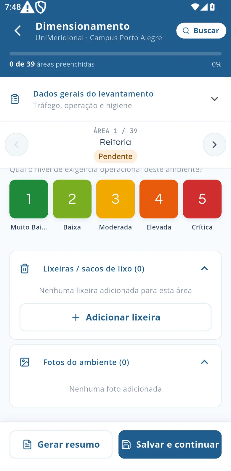 A mesma área rolada até o fim, mostrando o bloco de lixeiras e sacos de lixo e o bloco de fotos do ambiente