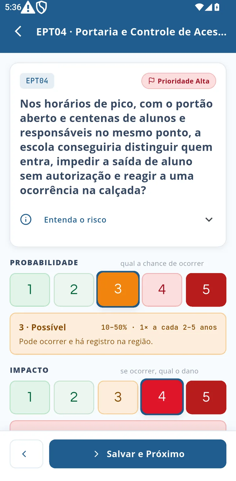 Avaliação de um cenário de risco no app: o cenário EPT04 de portaria e controle de acesso, com probabilidade 3 e impacto 4 selecionados numa escala de 1 a 5, cada nível com a faixa de frequência escrita